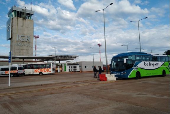 Desde hoy opera el transporte especial entre Aeropuerto de Iguazú y Posadas 