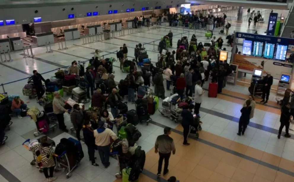 Venezuela desvió un avión que debía llegar a Ezeiza y hay más de 200 pasajeros varados