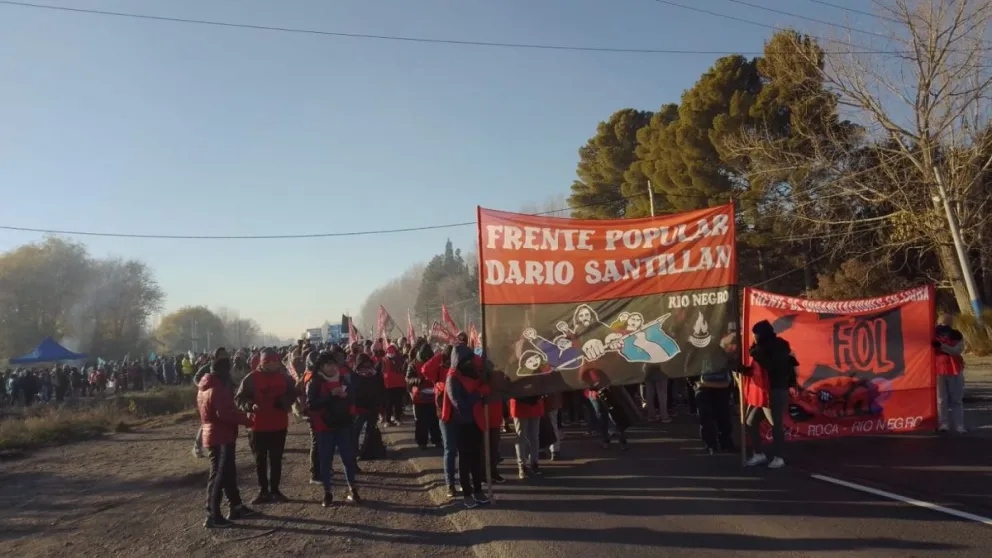    Circular con precaución: organizaciones sociales cortan rutas y puentes en distintos puntos de la región