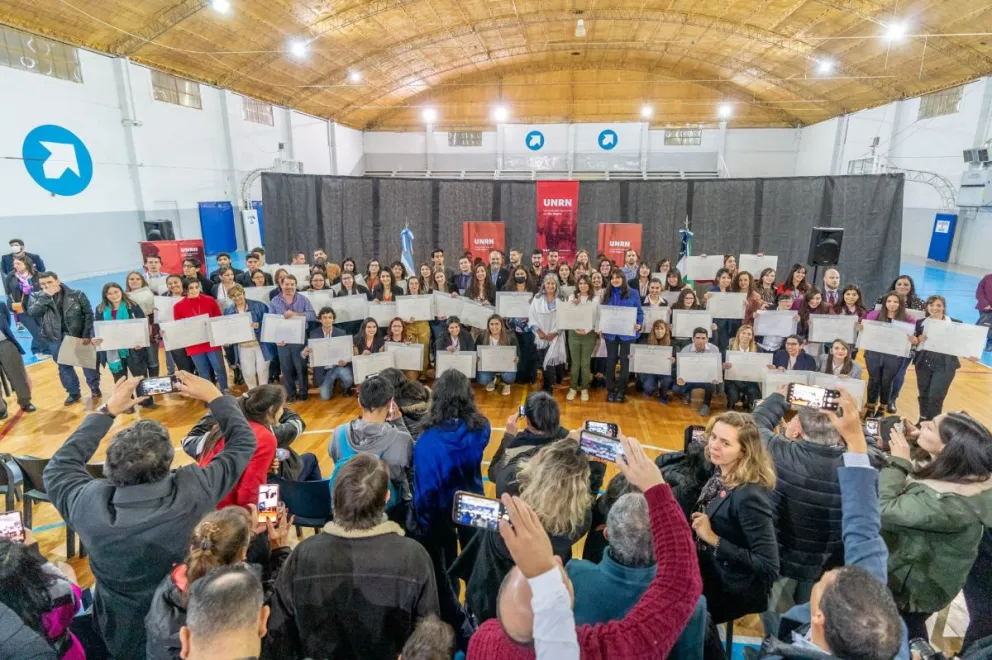 Un orgullo regional: Entregaron los diplomas a 80 nuevos egresados de la UNRN