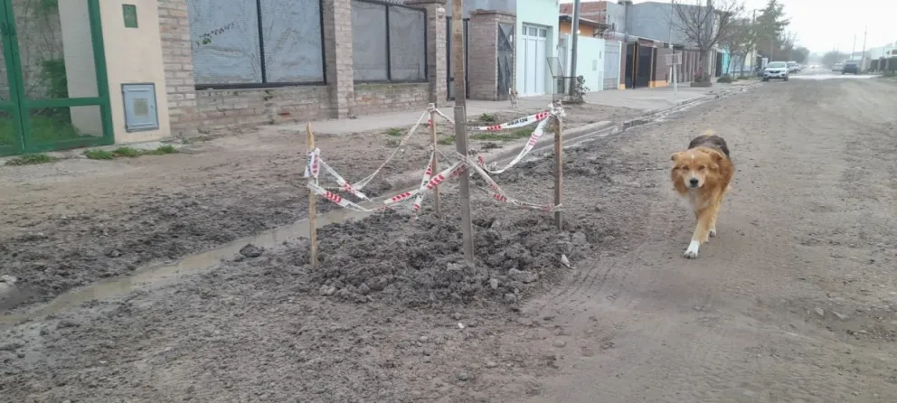 Se está arreglando una calle que parece un circuito de Safari y se harán veredas en el Mi Bandera