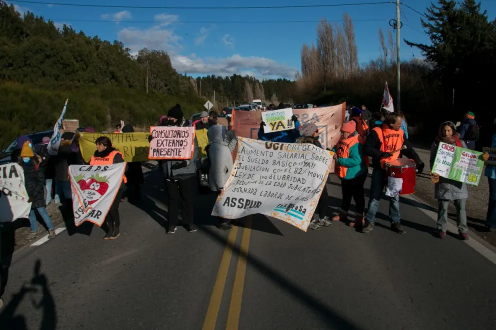 Personal de Salud realiza un piquete en el acceso a Bariloche