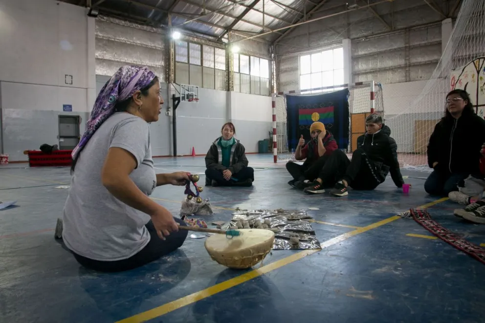Alumnos participaron de un espacio de enseñanza y aprendizaje de la cultura e idioma mapuche