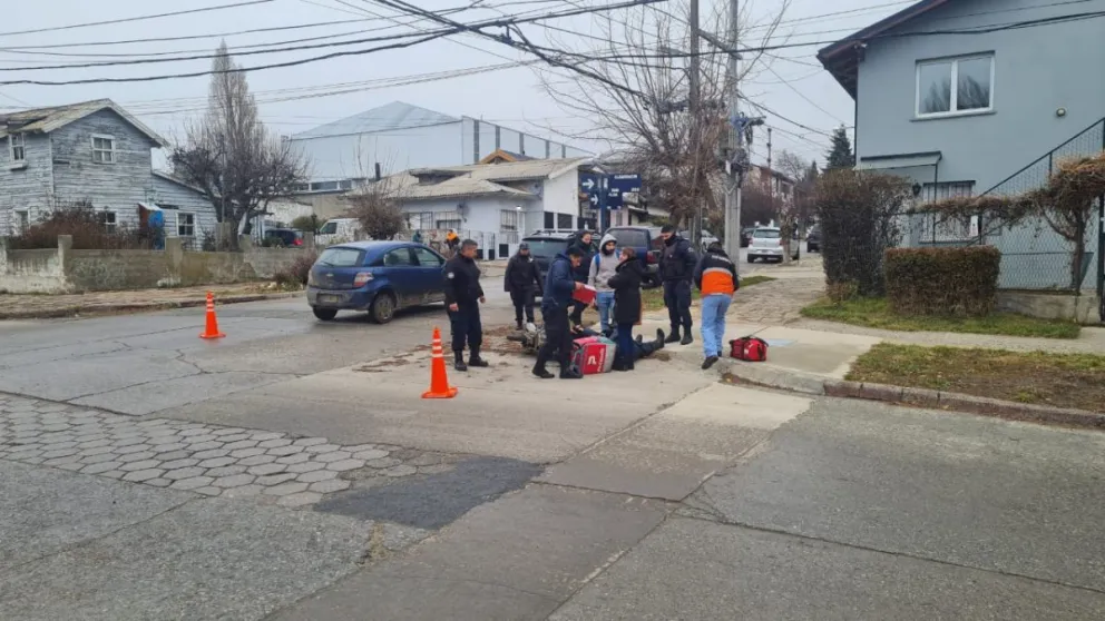 Un auto chocó a un motociclista y se dio a la fuga en estado de shock