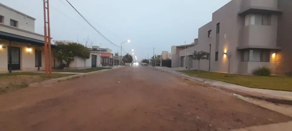 La falta de asfalto actúa como un ancla que deprime el valor de una vivienda. Foto NoticiasNet (archivo)