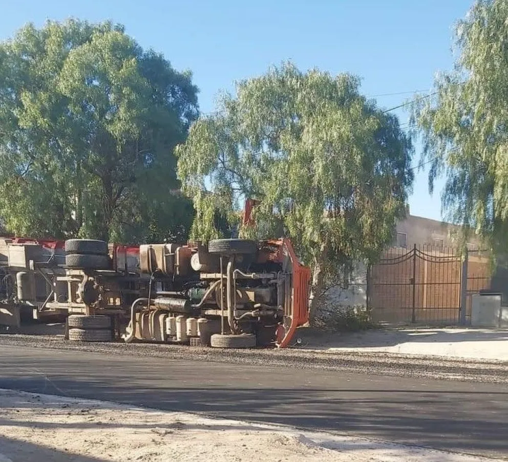 Volcó un camión mientras realizaba el asfalto