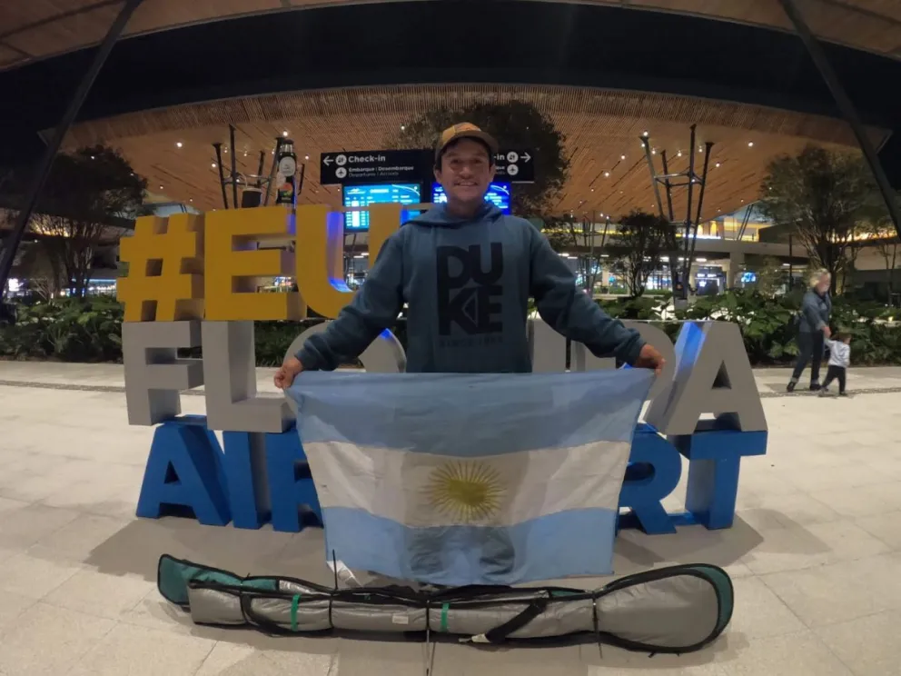 Cristian Almonacid ya en Brasil, con la bandera argentina y esperando por sus pruebas. Foto: gentileza.