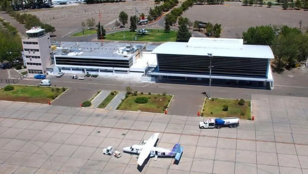 Volaban de Bariloche a Buenos Aires, pero aterrizaron de emergencia en Neuquén