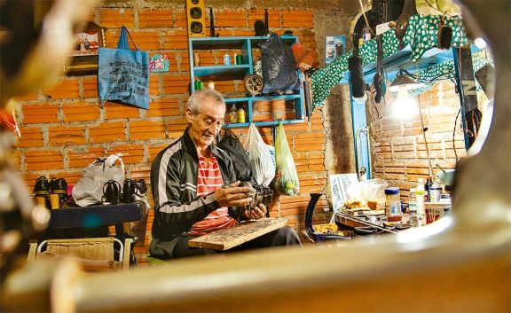 Es zapatero desde hace más de 40 años y recorre barrios en busca de clientes