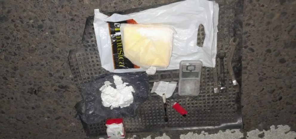 Transportaba un paquete de cocaína, un revólver y dinero en efectivo 