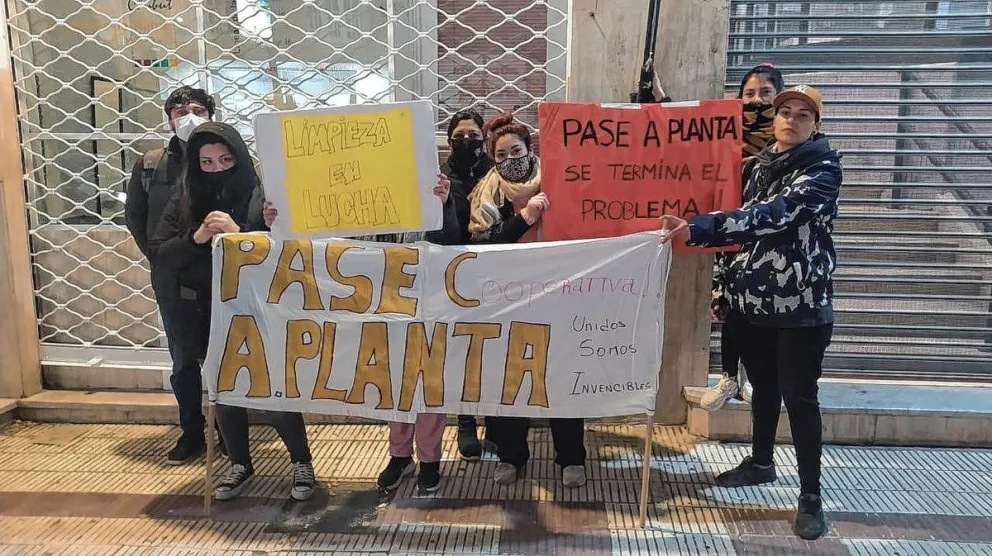 Trabajadores de la Cooperativa del Hospital Alvear se concentraron fuera del Concejo Deliberante