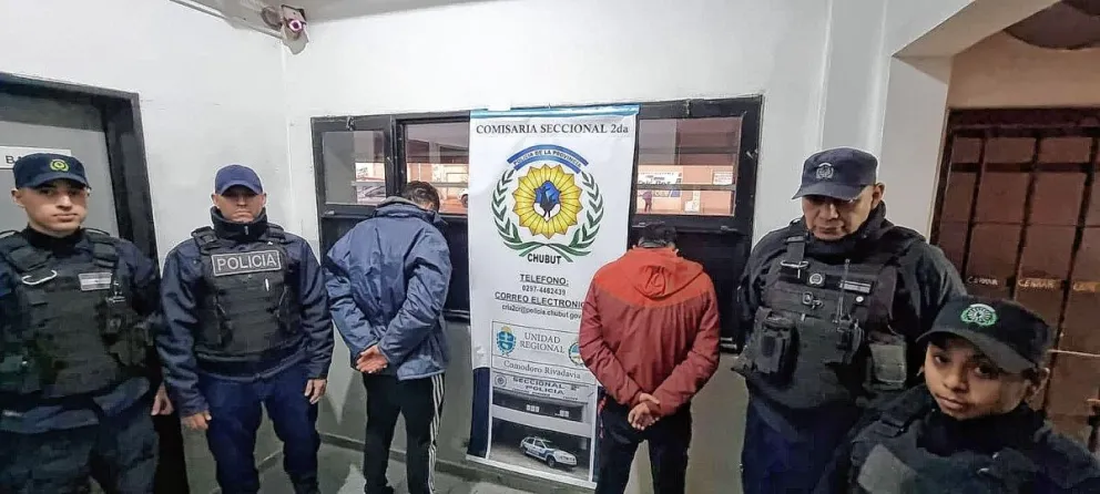 Circulaban en motos sin patentes y armados: fueron perseguidos y atrapados por la policía