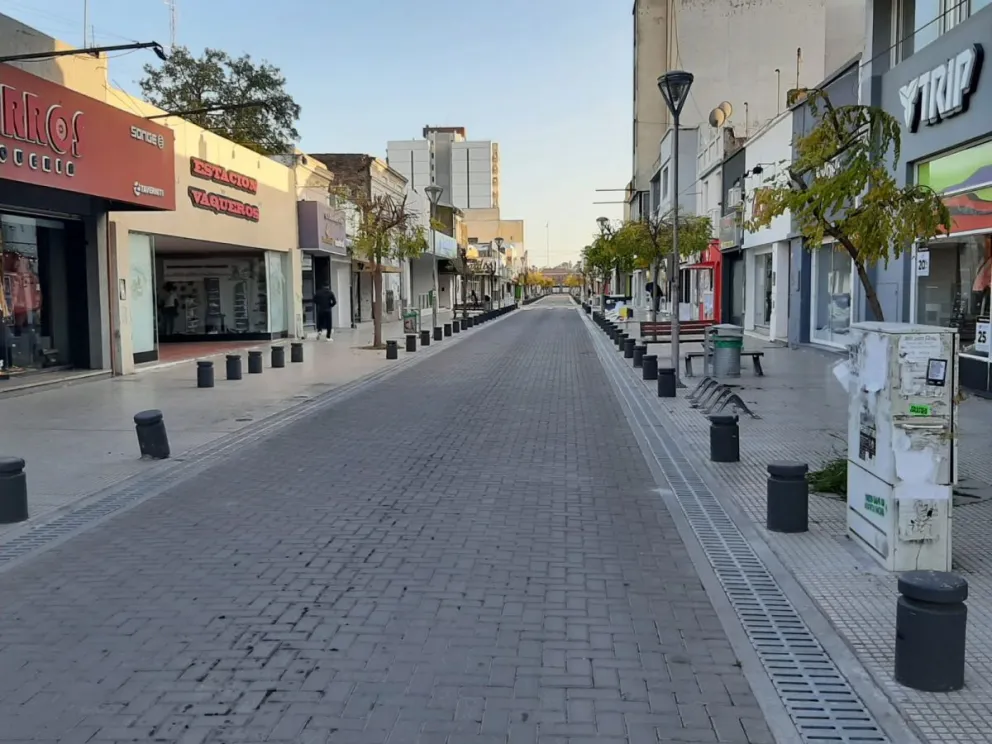 Hay escaso movimiento en el centro de Viedma en el arranque del feriado XL
