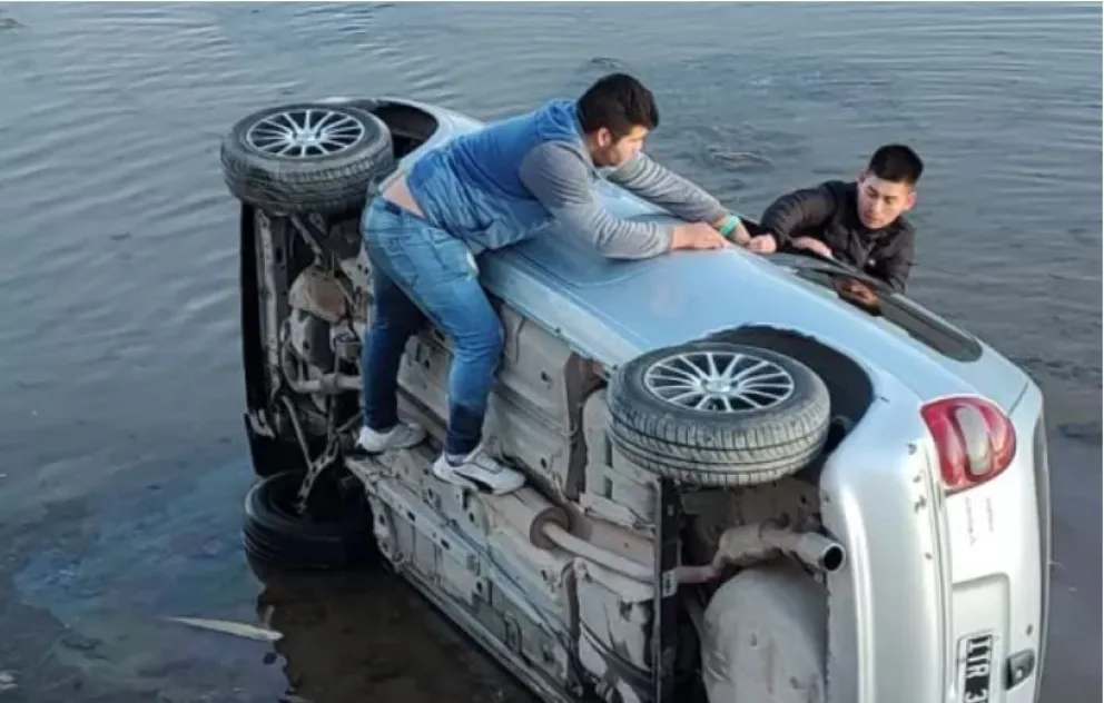 Iban alcoholizados y terminaron volcados en el canal grande