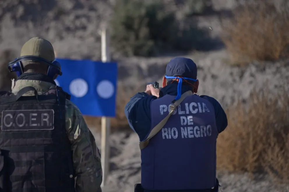 Uso correcto de armas de fuego: el personal policial acudió a un curso dictado en Viedma  