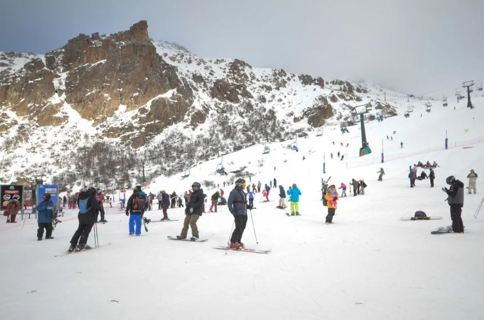 Por la gran cantidad de nieve, aseguran que la temporada de esquí seguirá durante septiembre