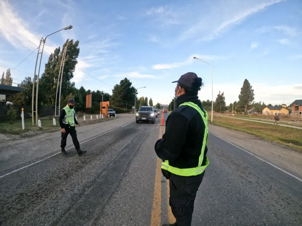 Refuerzan controles policiales en las rutas durante el fin de semana “extra largo”