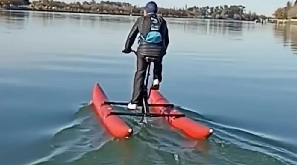 La bicicleta flotante, otra imagen que tendrán que acostumbrarse a mirar viedmenses y maragatos