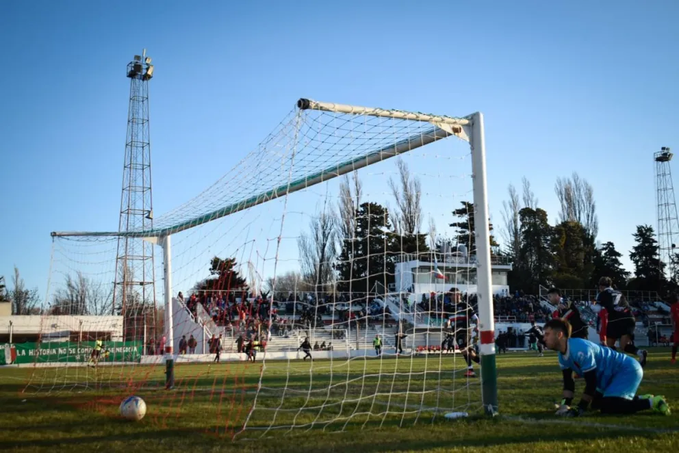 Deportivo Patagones subió otro escalón en los penales contra Villa Congreso