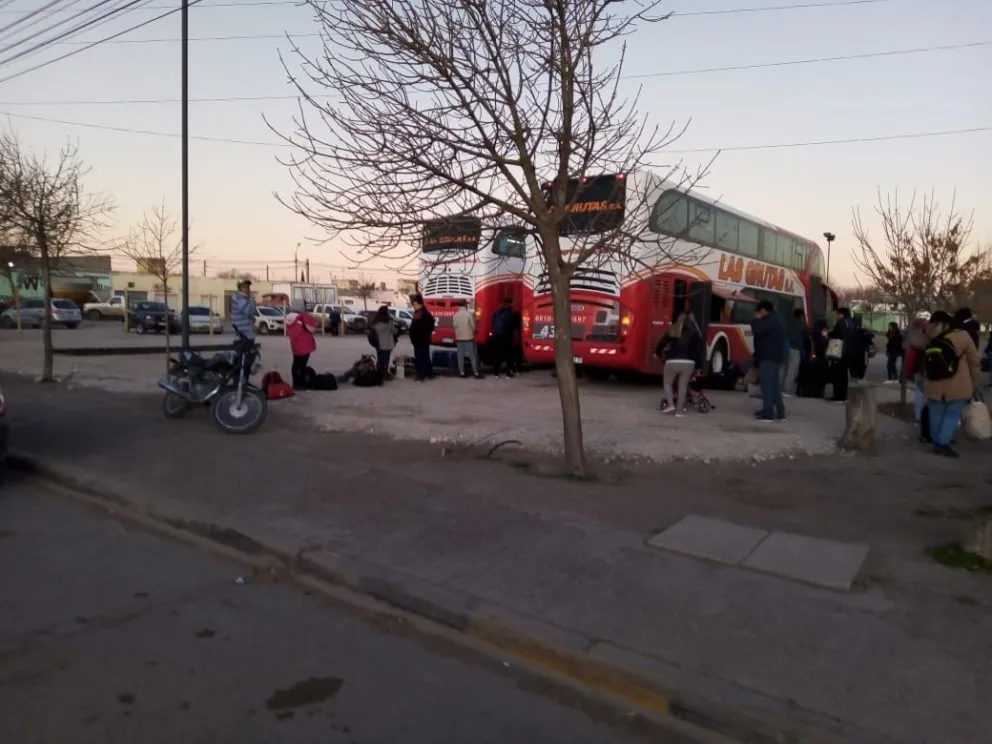 Mucha gente en el centro y en la terminal de ómnibus en el inicio del feriado “extra largo”