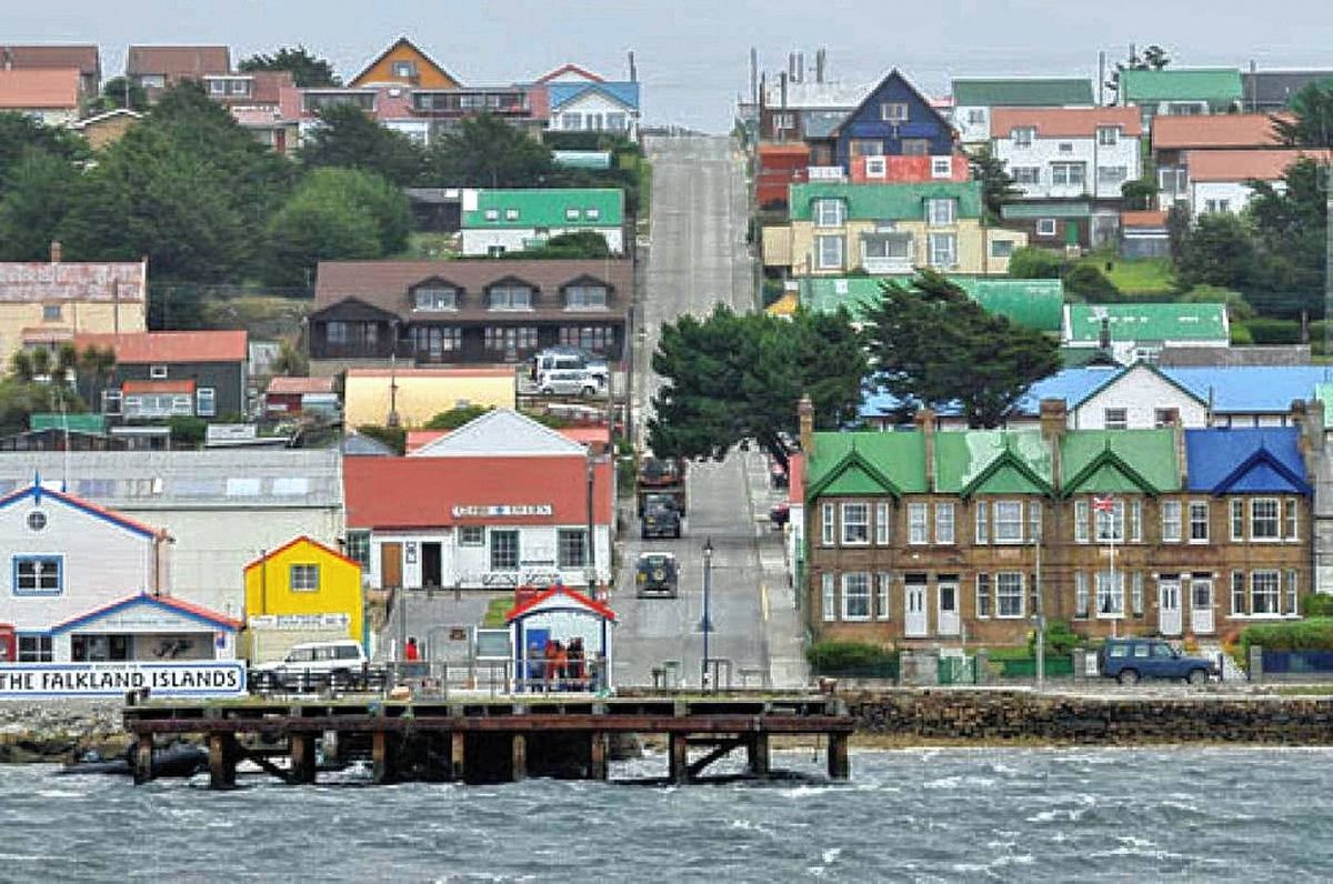 Cuántos habitantes de las Islas Malvinas se definen como argentinos