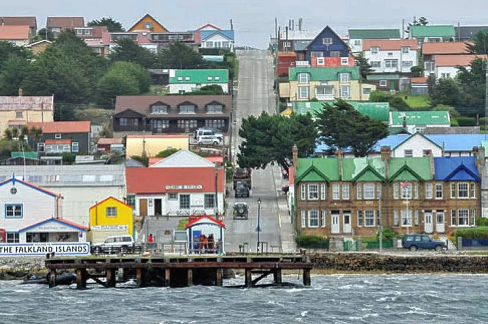 Cuántos habitantes de las Islas Malvinas se definen como argentinos