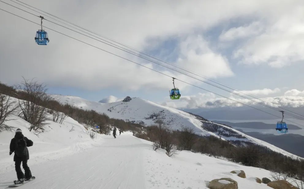 Miles de turistas disfrutan de la nieve en la cordillera rionegrina