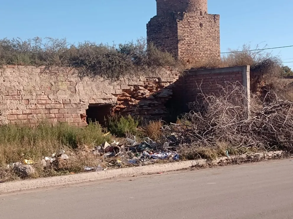 Preocupa el estado de deterioro y abandono que presenta la Chimenea de Villa Mazzini