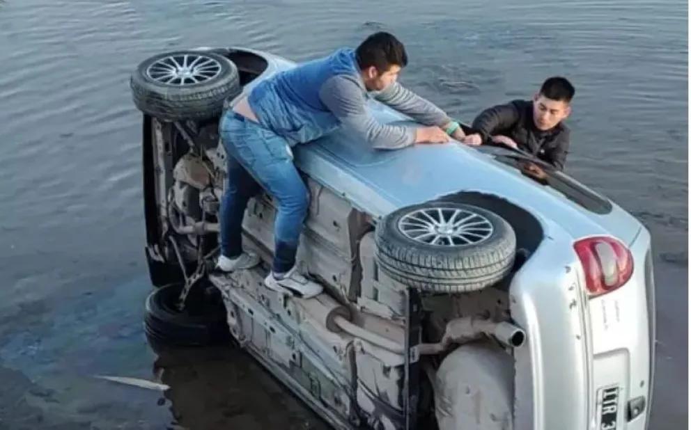 Iban alcoholizados y terminaron volcados en un canal