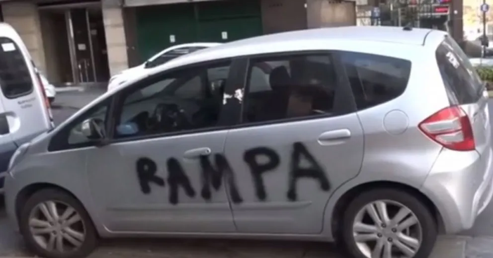 Bloqueó una rampa para personas con discapacidad y su auto se llevó la peor parte