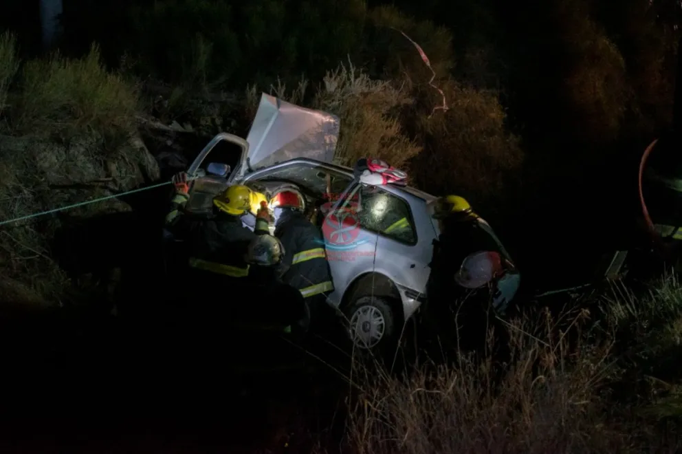 Dos casos en menos de 24 horas: Otro auto que termina adentro de un desagüe