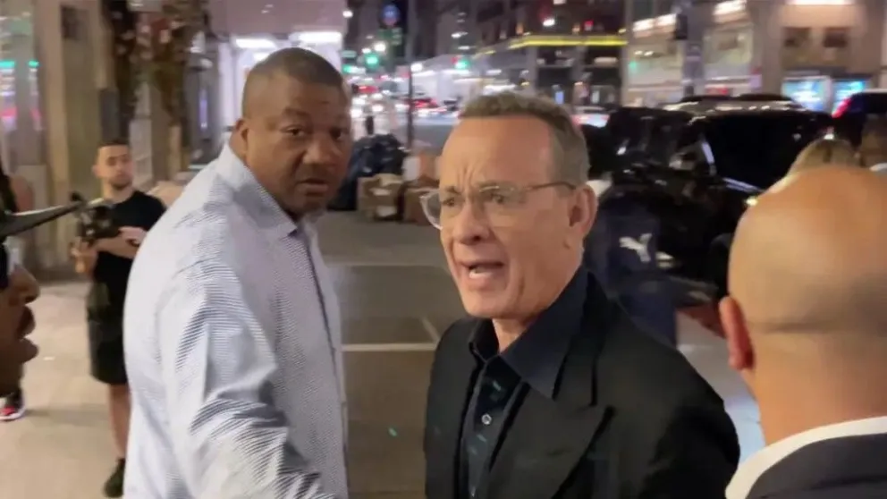Video: Tom Hanks, furioso con sus fanáticos a la salida de un restaurante