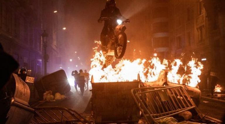 Crítica de "Centauro", Álex Monner entre las carreras de motos y el tráfico de drogas