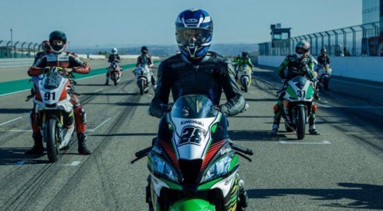 Crítica de "Centauro", Álex Monner entre las carreras de motos y el tráfico de drogas