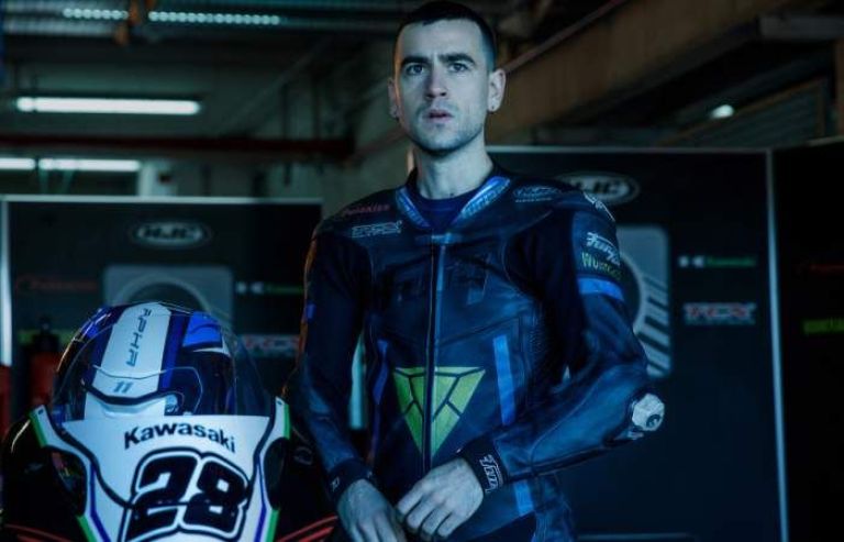 Crítica de "Centauro", Álex Monner entre las carreras de motos y el tráfico de drogas