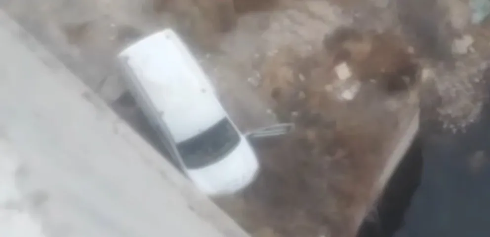 Casi se cae al desagüe, dejó su vehículo y se fue a dormir a una estación de servicio