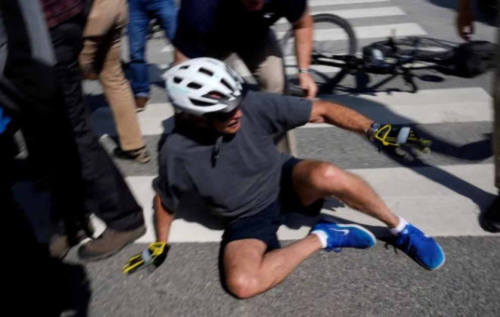 Video viral: el presidente de EE.UU Joe Biden tuvo un insólito accidente con su bicicleta 