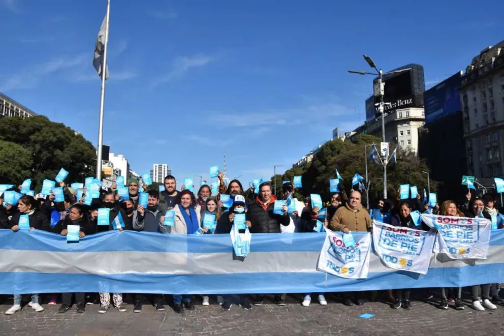 Las organizaciones sociales oficialistas hicieron un banderazo en apoyo al proyecto de ley de Renta Inesperada