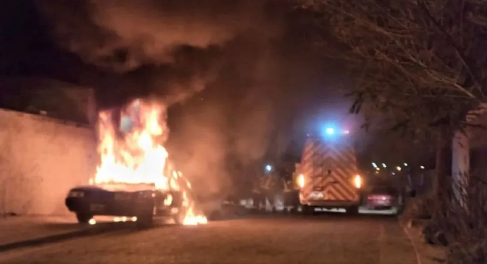 El fuego destruyó un auto al que incendiaron en barrio de Trelew