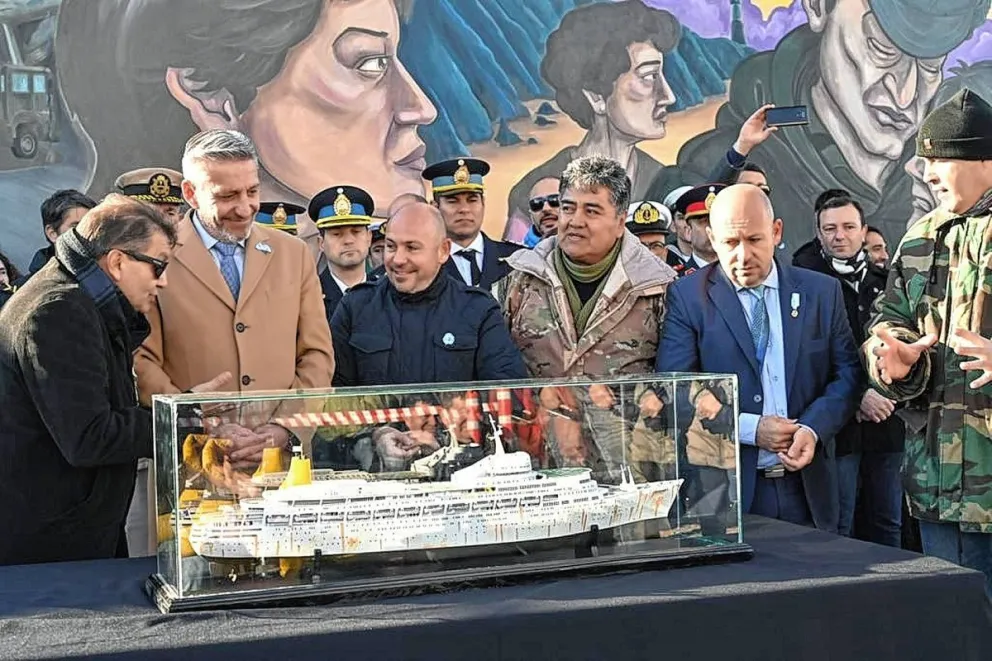Arcioni encabezó el 40° aniversario del regreso del buque Camberra a Puerto Madryn