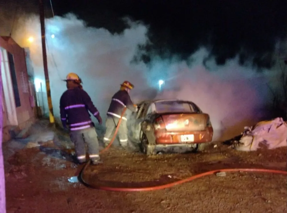 Prendieron fuego un auto en barrio Las Flores