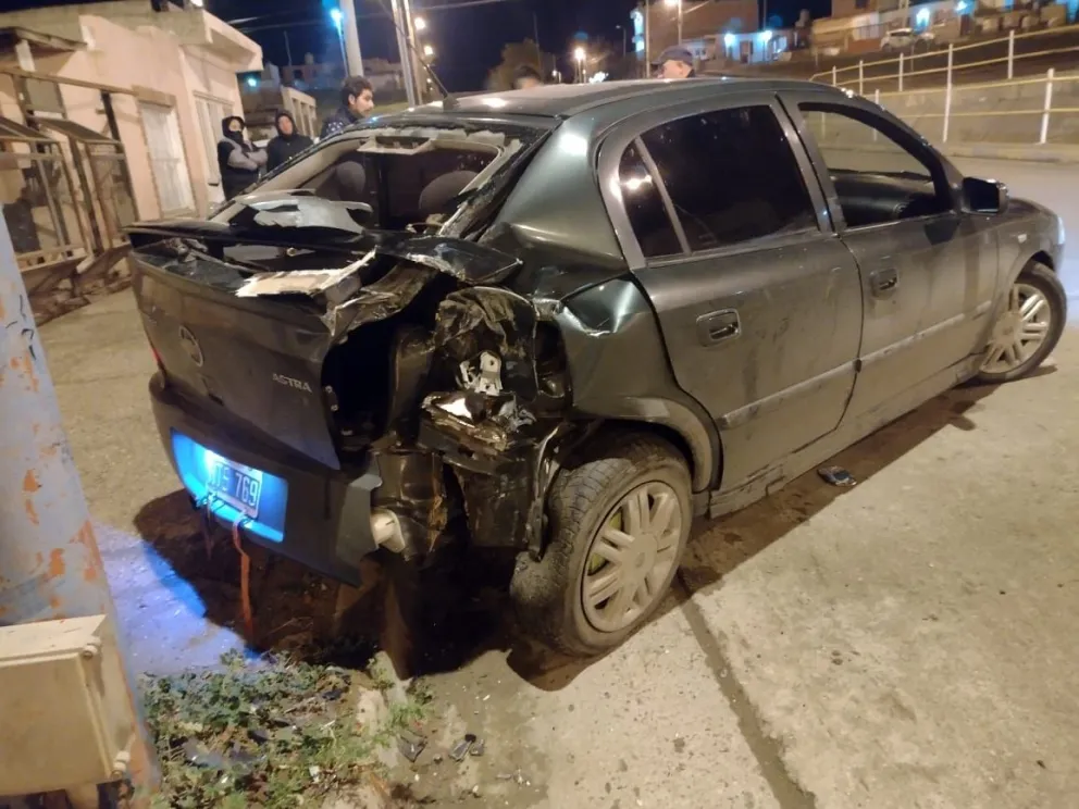 Manejaba alcoholizado y chocó contra un poste