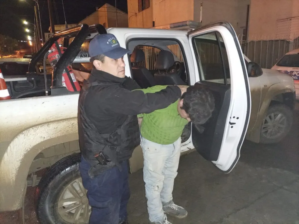 Robaron materiales de construcción en una vivienda y escaparon, pero fueron aprehendidos