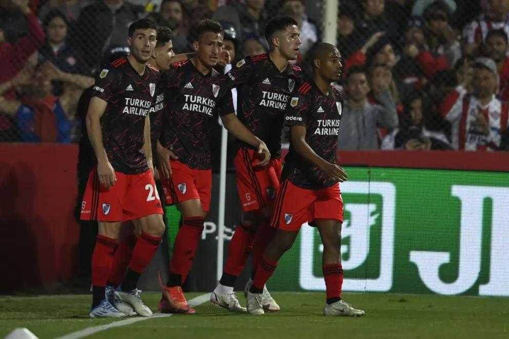 Copa Profesional: River se despertó en Santa Fe, goleó 5 a 1 a Unión 