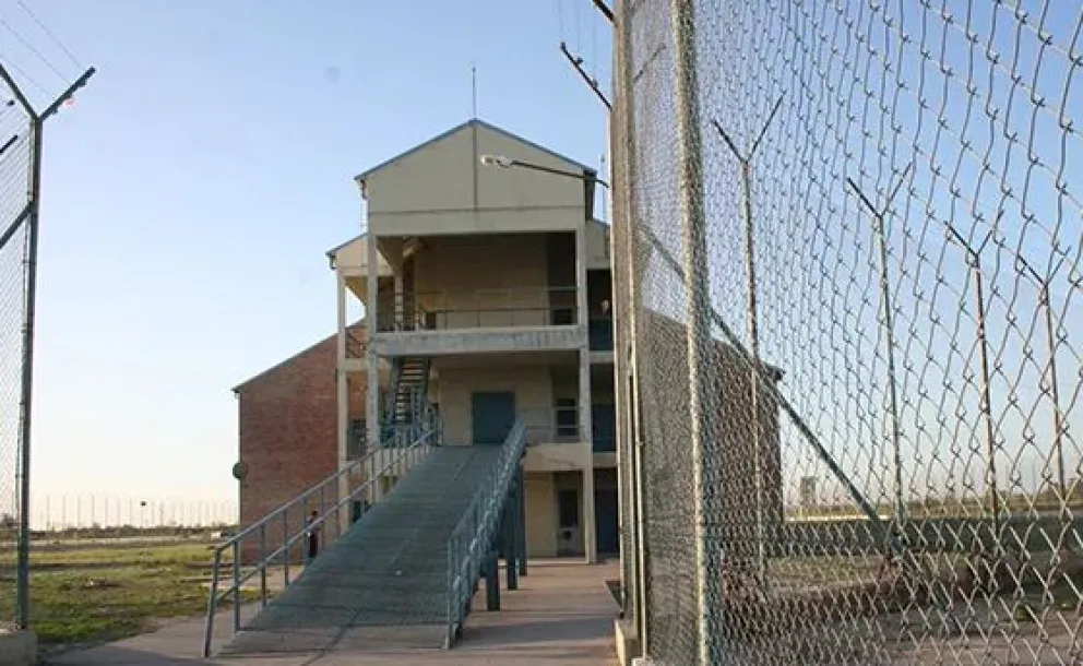 Padres de un preso en el penal N° 1 de Viedma denunciaron a guardias por maltrato a ellos y al detenido 