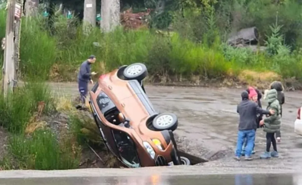 Turistas le erraron a la calle y terminaron en una alcantarilla