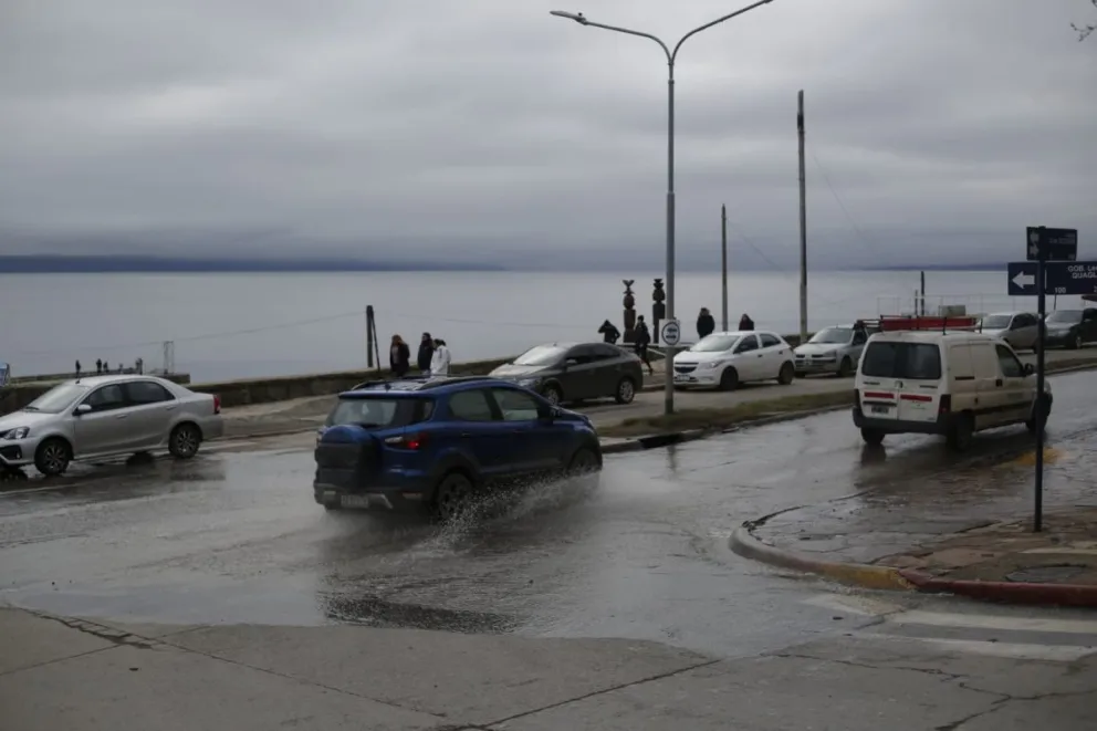 La rotura de un caño causó gran pérdida de agua en pleno centro