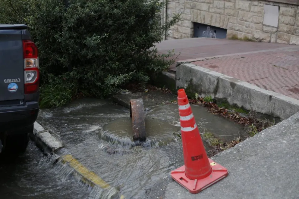 Fue un caño cloacal el que se desbordó en la Costanera