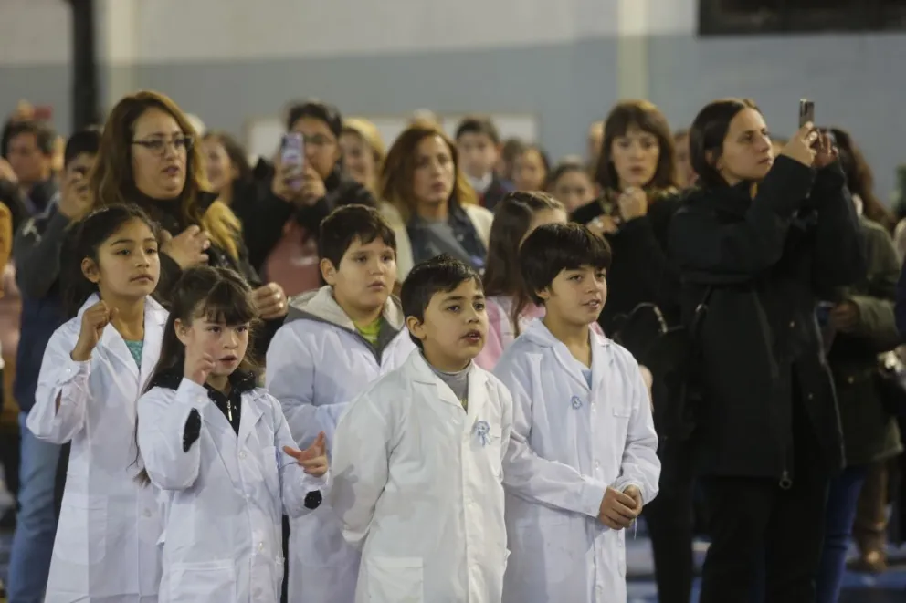 Alumnos del colegio María Auxiliadora y de la escuela 154 prometieron la Bandera 