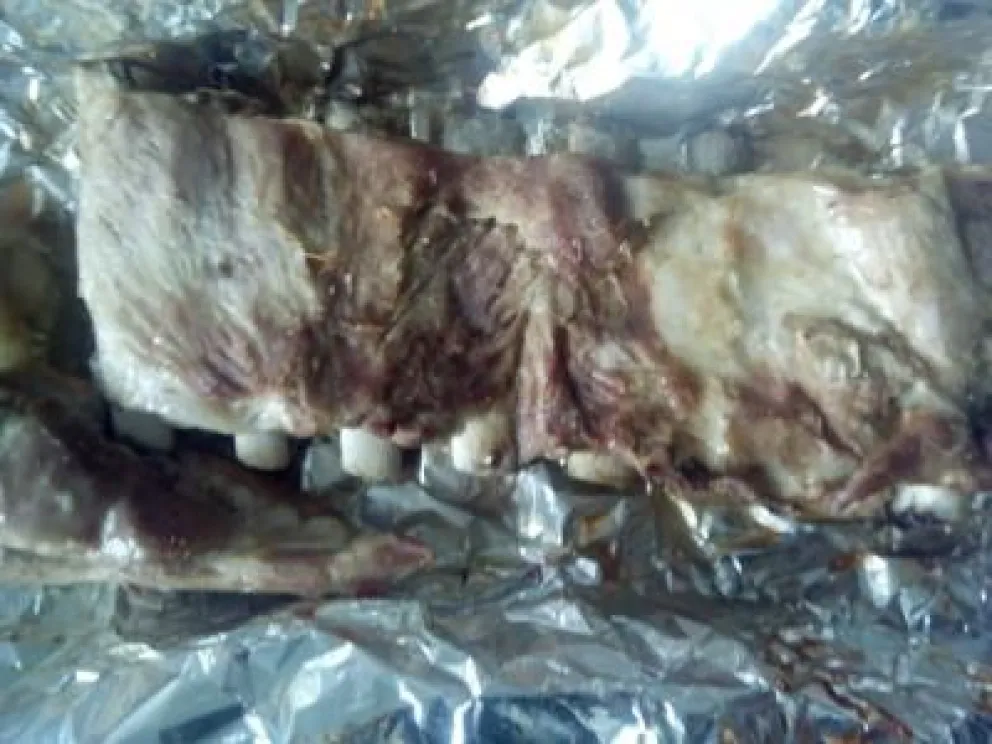 Viedma: denunció a una rotisería por venderle un costillar de cerdo podrido